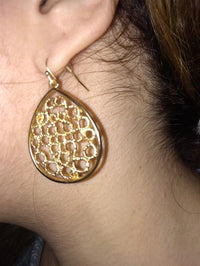 Load image into Gallery viewer, Brass Ohrringe golden antik Oval breit Zopf Kreise geflochten
