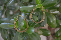 Load image into Gallery viewer, Ohrringe dunkel Punkte Dreiecke rund Messing Brass antik golden Tribal nickelfrei Schmuck Piercing
