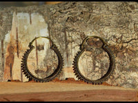 Load image into Gallery viewer, Ohrringe dunkel Punkte Dreiecke rund Messing Brass antik golden Tribal nickelfrei Schmuck Piercing
