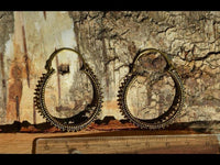 Load image into Gallery viewer, Ohrringe dunkel Punkte Dreiecke rund Messing Brass antik golden Tribal nickelfrei Schmuck Piercing
