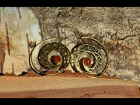 Cargar imagen en el visor de la galería, Spiralen Ohrringe breit gestanzt Jaspis oval Messing antik golden nickelfrei Piercing Tribal Schmuck

