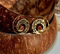 Cargar imagen en el visor de la galería, Spiralen Ohrringe breit gestanzt Jaspis oval Messing antik golden nickelfrei Piercing Tribal Schmuck

