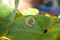 Cargar imagen en el visor de la galería, Spiralen Ohrringe breit gestanzt Jaspis oval Messing antik golden nickelfrei Piercing Tribal Schmuck
