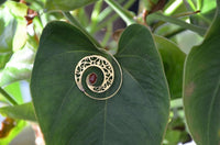 Cargar imagen en el visor de la galería, Spiralen Ohrringe breit gestanzt Jaspis oval Messing antik golden nickelfrei Piercing Tribal Schmuck
