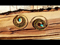 Cargar imagen en el visor de la galería, Spiralen Ohrringe breit gestanzt Türkis oval Messing antik golden nickelfrei Piercing Tribal
