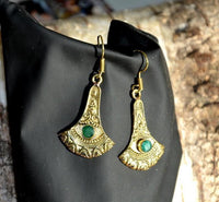 Cargar imagen en el visor de la galería, Ohrringe Axt Punkte verziert Onyx grün Messing antik golden nickelfrei Ohrhänger Tribal Brass
