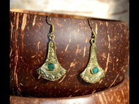 Cargar imagen en el visor de la galería, Ohrringe Axt Punkte verziert Onyx grün Messing antik golden nickelfrei Ohrhänger Tribal Brass
