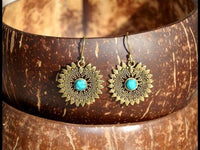 Cargar imagen en el visor de la galería, Ohrringe Türkis Stein Zopf Blätter Punkte Dreiecke Messing Ohrhänger türkis nickelfrei gold
