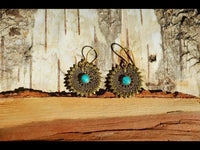 Cargar imagen en el visor de la galería, Ohrringe Türkis Stein Zopf Blätter Punkte Dreiecke Messing Ohrhänger türkis nickelfrei gold
