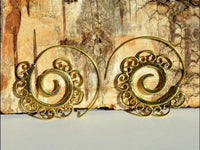 Load image into Gallery viewer, Spiralen Ohrringe antik golden Messing mit verschlungenen Verzierungen Tribal
