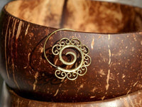 Load image into Gallery viewer, Spiralen Ohrringe antik golden Messing mit verschlungenen Verzierungen Tribal
