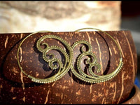 Load image into Gallery viewer, Spiralen Ohrringe Brass Punkte drei Spiralen antik golden Tribal Piercing
