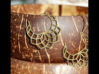 Load image into Gallery viewer, Messing Ohrringe halbe Blume filigran Messingbügel Verschluss antik golden Tribal Ohrhänger
