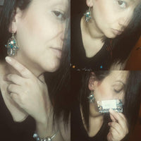 Cargar imagen en el visor de la galería, Brass golden Khamsa Ohrringe Sonne Emaille Streifen Steine bunt rosa türkis
