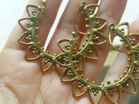 Cargar imagen en el visor de la galería, Ohrringe Punkte Dreiecke Blüten Messing Brass antik golden Tribal nickelfrei Schmuck Piercing
