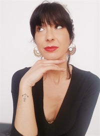 Load image into Gallery viewer, Brass Ohrringe Tribal Spiralen Kreise in Halbkreis antik golden Messing
