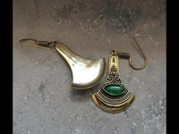 Load image into Gallery viewer, Messing Ohrringe Onyx Stein grün gold Axt Form Mandel

