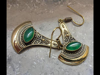 Load image into Gallery viewer, Messing Ohrringe Onyx Stein grün gold Axt Form Mandel
