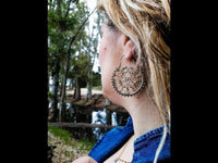 Cargar imagen en el visor de la galería, Brass Ohrringe Tribal Zackenrand rund Pfau Spiralbögen antik golden Messing
