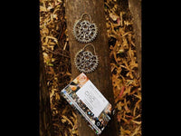 Cargar imagen en el visor de la galería, Brass Ohrringe Tribal Zackenrand rund Pfau Spiralbögen antik golden Messing
