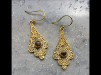 Load image into Gallery viewer, Messing Ohrringe Tigerauge Stein braun gold lang wellig
