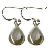 Load image into Gallery viewer, Perlmuttmuschelohrringe, tropfenförmige Perlmuttmuschelohrhänger eingefasst in 925er Sterlingsilber, ca.1,0 x 1,7cm
