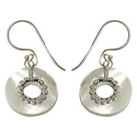 Load image into Gallery viewer, Perlmuttmuschelohrringe, ringförmige Perlmuttmuschelohrhänger mit Silberverzierung und Bügel aus 925er Sterlingsilber, ca. 1,7cm Ø
