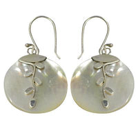 Load image into Gallery viewer, Perlmuttmuschelohrringe, runde Perlmuttmuschelohrhänger mit Blumenverzierung und Bügel aus 925er Sterlingsilber, 2,6 cm Ø
