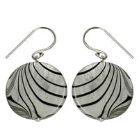 Cargar imagen en el visor de la galería, Perlmuttmuschel-Ohrringe, runde Perlmutt-Ohrringe mit Zebramuster und Bügel aus 925 Sterlingsilber
