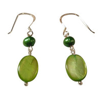 Cargar imagen en el visor de la galería, Perlmuttohrringe mit grüner Perle und grünem Perlmuttmuschelstück mit 925er Sterlingsilberbügel
