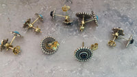 Load image into Gallery viewer, Messing Stein Türkis Onyx Ohrstecker antik golden
