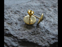 Load image into Gallery viewer, Messing Stein Ohrstecker antik gold Dahlie 10mm
