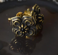 Load image into Gallery viewer, Messing Stein Kristall Ohrstecker gold Blume antik 10mm
