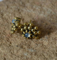 Load image into Gallery viewer, Messing Stein Kristall Ohrstecker gold Wimpern 12mm
