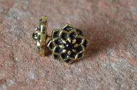 Load image into Gallery viewer, Messing Stein Kristall Ohrstecker gold Sternblume 12mm
