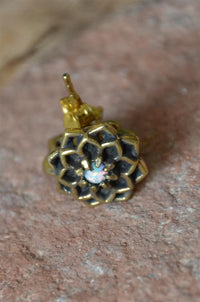 Load image into Gallery viewer, Messing Stein Kristall Ohrstecker gold Sternblume 12mm
