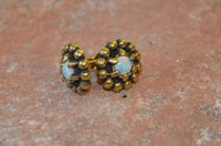 Load image into Gallery viewer, Messing Stein Kristall Ohrstecker gold Kugelblume 10mm
