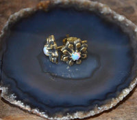 Load image into Gallery viewer, Messing Stein Kristall Ohrstecker gold Blümchen 10mm
