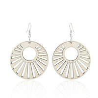 Cargar imagen en el visor de la galería, The Holzohrringe bunt 5 cm rund Kreis Strahlen Ohrringe sind runde, organische Damen-Ohrhänger mit Sonnenstrahlen-Design und praktischem Ohrhaken.
