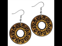 Load image into Gallery viewer, Ohrringe Holz rund Edelstahl Silber gold Gravur leicht Om Blume Baum
