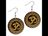 Load image into Gallery viewer, Ohrringe Holz rund Edelstahl Silber gold Gravur leicht Om Blume Baum
