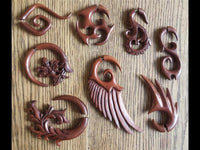 Load image into Gallery viewer, Fake Piercing Sawoholz Edelstahl handgeschnitzt groß braun rotbraun Dehner
