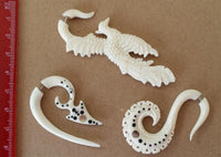 Load image into Gallery viewer, Fake Ohr Piercing Bone Knochen Edelstahl weiß Plug Pfeil Schwan Phönix Abalone
