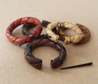 Cargar imagen en el visor de la galería, Holz Pin Creolen Narraholz Horn-Pin dunkelbraun gemasert handgefertigt groß
