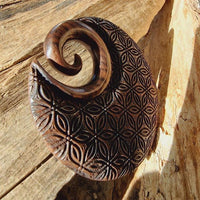 Load image into Gallery viewer, Narra-Holz Ohr Gewicht Blume des Lebens 8mm Ear Weights
