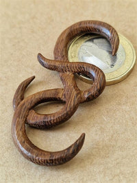 Load image into Gallery viewer, Parasit-Holz Ohr Piercing 4mm Schnörkel Dehnschnecke
