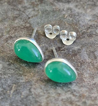 Load image into Gallery viewer, Ohrstecker Jade grün Tropfen 8 mm 925er Sterling Silber Rand Stein Silberohrstecker
