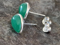 Load image into Gallery viewer, Ohrstecker Jade grün Tropfen 8 mm 925er Sterling Silber Rand Stein Silberohrstecker
