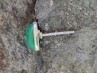 Load image into Gallery viewer, Ohrstecker Jade grün Tropfen 8 mm 925er Sterling Silber Rand Stein Silberohrstecker
