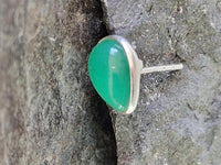 Load image into Gallery viewer, Ohrstecker Jade grün Tropfen 8 mm 925er Sterling Silber Rand Stein Silberohrstecker

